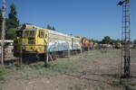 Mendoza, Argentinien, 08.01.2022: Inzwischen ist der abgestellte Fahrzeugpark grösser geworden. Bald wird der platz auf dem AW nicht mehr ausreichen. Hier die EX-RENFE 321-077-0
BAP-ALL gebaut bei Euskalduna

