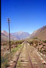 Puente del Inca/Argentinien Januar 2000: Auf der stillgelegten Stecke des Trasandinos Blick auf eine Brcke in Richtung Polvaredas