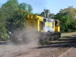 In Mendoza: Staubiger Nachschuss der Probefahrt.
Inzwischen haben die Eisenbahner an einem Bahnbergang eine Bahnschranke repariert, um nicht stndig Warnsignale geben zu mssen.
Das reduziert den Lrmpegel und das Aufsehen der Probefahrten.
Kenner werden aber durch das Blubbern des Grossvolumers angezogen.
Die Aufnahme stammt vom 18.2.2010.