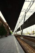 Die Bahnsteigseite mit dem Hausbahnsteig. Zugverkehr gab es nicht.
Aufgenommen am 31.5.2013  am Bahnhof Yerewan