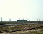 Auf freier Strecke fährt eine  Elektrischka  im Großraum Baku (20.4.2012)