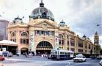 Melbourne Flinders Street Station, Farbnegativscan vom März 1996  Das Empfangsgebäude liegt an der Ecke der Flinders Street und Swanston Street, die Rückseite der Bahnanlagen bildet der