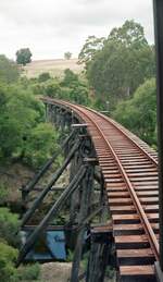 Pemberton (Northcliffe)-Tram, West-Australien__Bahnbrücke, auf das notwendigste beschränkt. __16-01-1989
