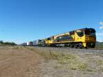 Zwei Queensland Rail Loks ziehen am 5.7.2008 einen Containerzug durch de Australische Landschaft in Richtung Townsville.