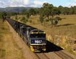 Leerzug mit 9007 an der Spitze, talaufwrts unterwegs im oberen Hunter Valley bei Greta, Mai 2002