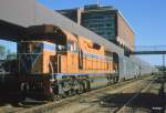 Australien / Bild ab Dia - Disellok vor dem Indian-Pacific im Bahnhof von Perth in November 1984