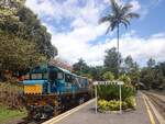 Abfahrtbereiter Zug mit einer Class 1720 der Kuranda Scenic Railway im Bahnhof Kuranda am 8.11.2015, der wegen seiner gepflegten tropischen Vergetation bekannt ist.