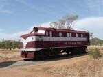 Ein Lokomotive der Commonwealth Railways NSU-Klasse 10km südlich vor Alice Springs am Stuart Highway als Denkmal an die Erinnerung alte Schmalspurstrecke des GHAN, der früher nur von