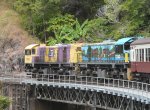Zwei Loks der Kuranda Scenic Railway ziehen am 21.7.2009 den Toursitenzug in Richtung Cairns.