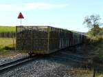 Ein voller Zuckerrohrzug hat gerade einen Bahnbergang berquert fhrt nun am 5.7.2009 in Richtung Mackay.