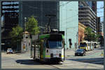 Z-Class-Wagen 220 an der Swanston Street im Stadtzentrum von Melbourne. Im Hintergrund zwei B-Class-Wagen. (29.12.2019)