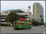 Auf der Touristenlinie 35 (City Circle) fahren die historischen Straßenbahnen der W-Class. Wagen 959 rollt hier auf der Harbour Esplanade am Football-Stadium vorbei. (Melbourne, 30.12.2019)