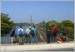 Eine Ente wird auf der Brcke ber die Bahnhofeinfahrt von Lindau in Empfang genommen.