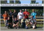 Bei schnstem Sptsommerwetter traf sich eine bunte Gruppe von Eisenbahnfotografen an den Gestaden des Bodensee. Stehend von links Daniel Wottringer, Kevin Welsch, Silvan Wyss, Christian Maier, Tobias Schuminetz und Martin Respondek. Vorne Lukas Buchmeier, Stefan Wohlfahrt, Helmut Dimitroff und Herbert Graf.Karl Sauerbrey kam etwas spter und fehlt deshalb auf dem Foto. Wie Stefan vermutet hat, eignete sich das Bahnsteigdach bestens zum Beschriften. (30.08.2008)