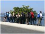 Man knnte meinen sie geniessen die Aussicht auf den blauen See, mitnichten, denn unterhalb der Brcke liegt die Bahnhofausfahrt von Lindau. Sogar fremde Passanten werden angelockt, in der Meinung es msste sich da was ganz Spektakulres ereignen. Wieder so ein Trugschluss. Bahnbilder-Treffen Lindau, ganz einfach am 30.08.2008.