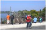 Bahnbilder-Treffen Lindau Hbf. Fr brige Passanten blieb auf der Brcke fast kein Platz brig, dafr mussten wir uns bei einem Seitenwechsel vor den vielen Autos in Acht nehmen. So blieb auch Tobias nur ein Spurt ber die Strasse. (30.08.21008)