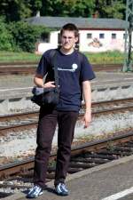 Der Fotograf selbst als Motiv. Sofort zu erkennen als Bahnbilder.de Mitgestalter aufgrund des T-Shirts. Kevin Welsch in  Joe Cool  - Pose  aufgerstet  am 30. August 2008 in Lindau am Bodensee beim Bahnbilder.de-Treffen.
