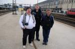 Stefan Kilian, Tobias  Schumi  Schuminetz und Stefan Wohlfahrt vor der Kulisse des Bahnhofkomplexes von Regensburg.