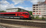 Zunehmend unscharf nach hinten hin -

Daher möge man mir der Schnitt des Steuerwagen verziehen werden. Mitzieher eines Railjets am Münchner Heimeranplatz beim Bahnbildertreffen 2009.

16.05.2009 (M)