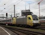 Die ES 64 U2-017 am 16.05.2009 mit einem EC bei der Einfahrt in den Mnchner Hbf.