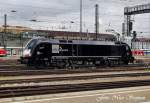 Die erst wenige Tage in schwarzer Lackierung umlackierte ES 64 U2-005 war beim Bahnbildertreffen dem ICE-Ersatzverkehr zugeteilt,hier verlsst sie den Mnchner Hbf.,um sich an einen neuen Ersatzzug zu setzen (Bahnbildertreffen 16.05.09)