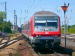 Eine RB nach Halle (Saale) Hbf mit Steuerwagen der Bauart Bybdzf an der Spitze fährt in den Bahnhof Weimar auf Gleis 2 ein.