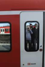 Ob das gut geht??? (Durch diese enge Tr mssen sie kommen...).