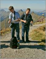 Es gibt zwei Grnde, das Betrachten der schnen Aussicht zu unterbrechen: Heinz plant den nchsten Schritt unseres Bahnbildertreffen und Armin prft seine Aufnahmen.