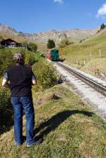 Beide drehen mir am 01.10.2011 den Tender (Rcken) zu, die Heizl befeuerte BRB 14 kommt vom Gipfel und der Dle Kenner Stefan mit der Linse dem Berg und der Lok zugewand, hier kurz vor der