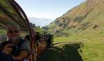 01.10.2011 auf dem Weg zum Brienzer Rothorn mit der BRB 16, hier kier vor Oberstafel (1828 m . M). Herbert hlt auch seine Kamara betreit.