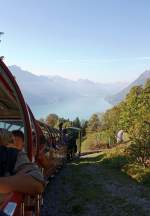 Am 01.10.2011, oberhalb der Station Geldried, auf Bergfahrt mit der Heizl BRB 16 zum Brienzer Rothorn. Blick zurck auf den Brienzersee, Richtung Interlaken.