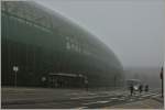 Dicker Nebel umhllt den Glasbau vom Bahnhof in Strassbourg am 29.10.2011