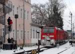 Beim Bahnbilder-Treffen ist der IRE von Kreuzlingen nach Karlsruhe bei der Ausfahrt aus dem Bahnhof Konstanz gerade an sechs Fotografen vorbeigefahren (08.12.2012).