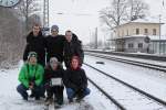 Gruppenbild vom Bahnbildertreffen am 12.01.2013 in Aling: Unten von links nach rechts: Patrick Sawodny, Thomas Kneitschel, Maggei Eisenkolb; oben: Dennis Kraus, Kevin Welsch, Christian Blumenstein.