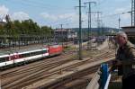 Der echte Eisenbahnfotograf steht wie ein Fels in der Brandung (alternativ auch auf dem Oberdeck eines Parkhauses) und ignoriert auch mal vorbeifahrende Züge ;-) Singen (Hohentwiel) 02.08.2015