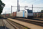 Metrans 186 432, angemietet von Railpool, konnte bei einem Zwischenstopp mit einem sehr langen Containerzug in Nymburk (CZ) gesichtet werden.