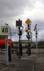 Nicht an der Strecke, aber im  „Cité du Train“ finden sich im Freigelände und in den Hallen einige typische SNCF Signale.