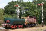 Ehemalige SNCF BB 63123 als CFL 914 mit dem, zum L�schwagen umgebauter Wannentender Type 2’2’ T30 der CFV3V, am 25.Juli 2026 im Gare de Treignes.