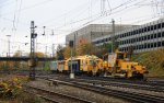 Ein Nachschuss von der Cobra 2819 mit einem Bauzug, unterwegs von Aachen-West nach Belgien am sptem Nachtmittag des 17.11.2012.