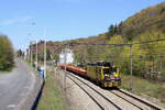Belgiën  Triebzug ES508 vom Infrabel zieht einem leerem Flachwagen, in Hermalle-sous-Argenteau  21/4/2016