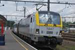 Der IC-Zug nach Bruxelles-Midi (Brssel Sdbf) wartet im Bahnhof Vis auf Abfahrt.