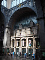 Blick von einer Empore im Empfangsgebäude von Antwerpen Centraal auf das der Stadt zugewandten Eingangsportal, in dem sich auch der Fahrkartenverkauf befindet.

Antwerpen, der 25.08.2021