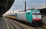 . E-Lok 2813 steht am Bahnsteig in Brssel - Midi bereit, in krze wird sie ihren Zug nach Amsterdam ziehen.  18.11.2017    (Hans)