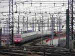 Dieser Thalys fhrt die Rampe hoch, um auf die Strecke nach Frankreich zu gelangen. Deutlich sieht man eine dicke Beule auf dem Dach des Zuges, welche die Antenne zum Internetzugang verbrigt. Bruxelles Midi am 07.03.08