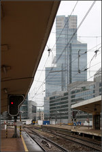 Hochhäuser um Bahnhof -    Blick von einem Bahnsteig des Bahnhofes Brüssel-Noord auf ein größeres Hochhaus.