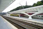 zwei Dieselloks Reihe 63 (6324 & 6327) schleppen einen Thalys-TGV in den Bahnof Liege-Guillemins, 04.