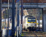 SNCB 1834 steht mit einem Belgischer Doppeldecker im Bahnhof von Welkenraedt(B).