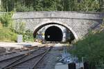 Einfahrbereich des CFB Gare Spontin aus Richtung Yvoir mit der Steinbr�cke des Chausee de Dinant (N937) und dem S�dportal des 501m langen Spontin-Tunnel.-  Bild vom 24.Juli 2026.