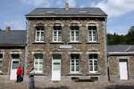 Das Geb�ude des ehemaligen SNCB Gare de Dorinne-Durnal befindet sich nunmehr in Privatbesitz, w�hrend der Bahnsteig und die Gleise zur CFB (Le Chemin de Fer Du Bocq) geh�ren. - Bild vom 24.Juli 2026.
