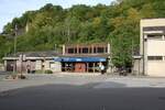 Aufnahmsgeb�ude des SNCB Gare de Yvoir vom Vorplatz gesehen am 24.Juli 2026.